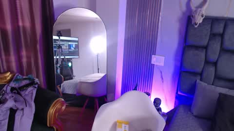 Snapshot of jade_fg chatting on 10-11-25, 12:15 Sara online show from 10-11-25, 12:15