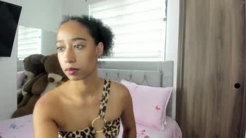 Snapshot of jade_obi chatting on 05-23-26, 02:54 Jade smile online show from 05-23-26, 02:54