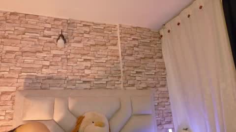 jade white  online show from 06-01-26, 12:40