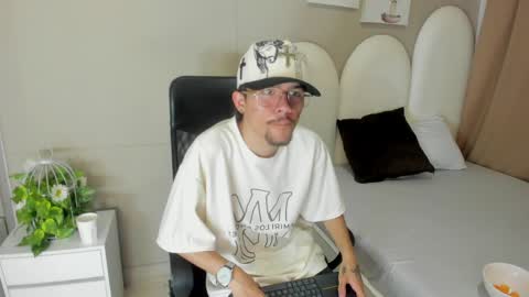 Snapshot of jake_miller__ chatting on 05-08-26, 08:25 Jake online show from 05-08-26, 08:25