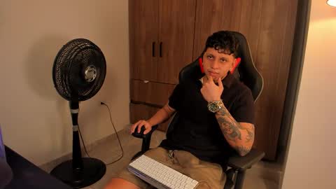 Snapshot of jake_pons chatting on 02-15-26, 05:37 Jake Pons online show from 02-15-26, 05:37