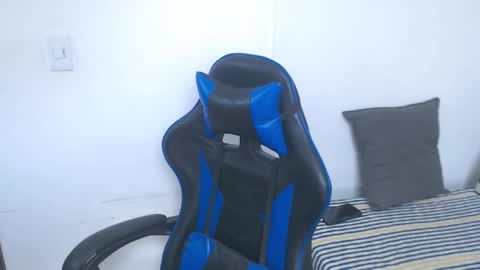 Snapshot of jake_shadow14 chatting on 02-19-26, 04:25 Hi guys im new 3 online show from 02-19-26, 04:25