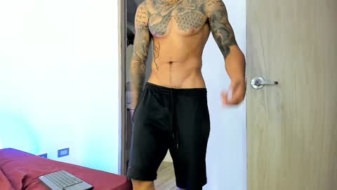 Snapshot of jakee_brown chatting on 02-05-25, 01:15 Santiago online show from 02-05-25, 01:15