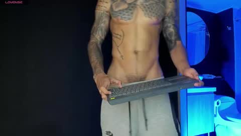 Snapshot of jakee_brown chatting on 03-05-25, 03:51 Santiago online show from 03-05-25, 03:51