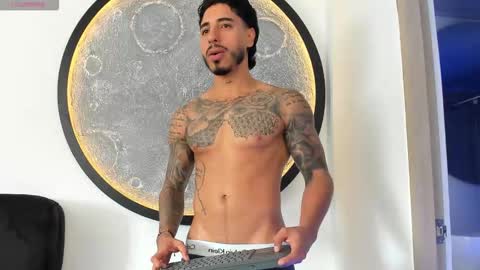 Snapshot of jakee_brown chatting on 11-14-25, 07:01 Santiago online show from 11-14-25, 07:01