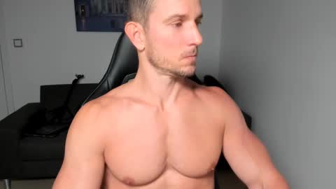 Snapshot of jakubstefano chatting on 12-15-24, 07:57 Muscle beast P online show from 12-15-24, 07:57