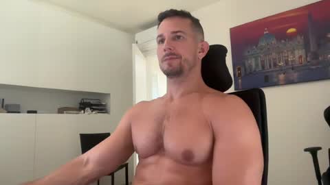 Snapshot of jakubstefano chatting on 08-09-26, 06:07 Muscle beast P online show from 08-09-26, 06:07