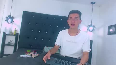 Snapshot of james_and_kenet chatting on 02-19-26, 11:39 James y Kenet online show from 02-19-26, 11:39