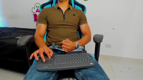 Jamess hott online show from 01-28-25, 02:42