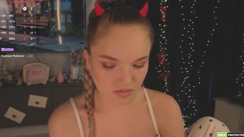 Hi Im Alice and here youll find something online show from 04-15-26, 07:04