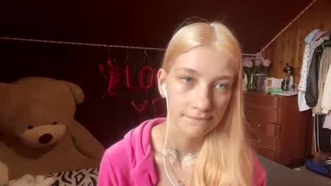 Snapshot of janicesivertsen chatting on 07-09-26, 09:24 Elsa online show from 07-09-26, 09:24