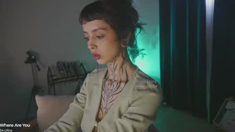 Snapshot of janne_maybe chatting on 06-23-26, 02:37 jmaybe e online show from 06-23-26, 02:37
