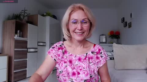 Snapshot of jasmin18v chatting on 09-30-25, 01:38 Jasmin room for people 40 online show from 09-30-25, 01:38