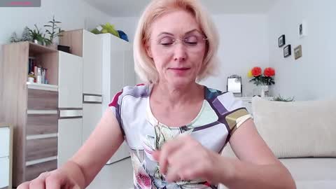Snapshot of jasmin18v chatting on 10-18-25, 01:23 Jasmin room for people 40 online show from 10-18-25, 01:23