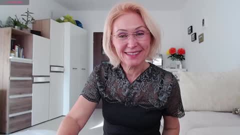 Snapshot of jasmin18v chatting on 10-19-25, 01:23 Jasmin room for people 40 online show from 10-19-25, 01:23