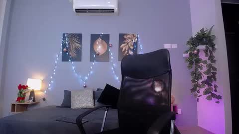 Instagram jasminecampbell1  online show from 12-16-24, 10:13