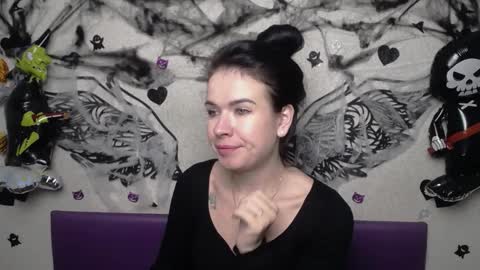 JasmineKouch online show from 10-31-25, 06:31