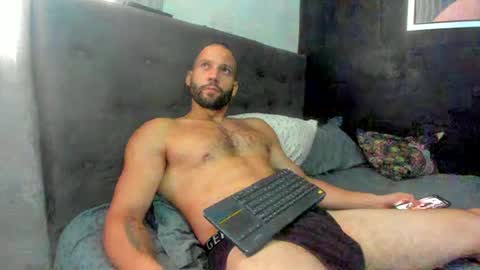 Snapshot of jasonmartiinez chatting on 11-11-25, 05:46 online show from 11-11-25, 05:46