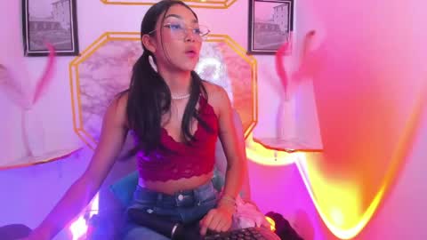 Snapshot of jaulyn_18 chatting on 05-11-26, 11:24 Jaulyn online show from 05-11-26, 11:24