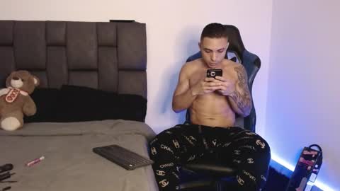 Snapshot of javiercarrera222 chatting on 02-08-25, 06:33 Javier online show from 02-08-25, 06:33