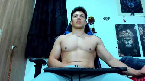 Snapshot of javiersexymann chatting on 02-23-25, 04:17 Javier online show from 02-23-25, 04:17