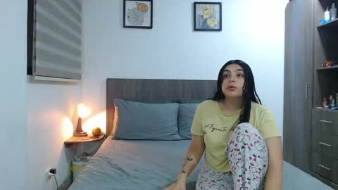 Jazmin and Scarlett online show from 04-12-26, 02:38