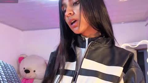 Snapshot of jazmin_tay chatting on 11-23-25, 11:43 Jazmin online show from 11-23-25, 11:43