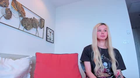 Snapshot of jean_mokujin chatting on 02-07-25, 03:55 Akila and Daria online show from 02-07-25, 03:55