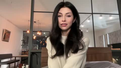 jennifer bones online show from 12-01-25, 08:25