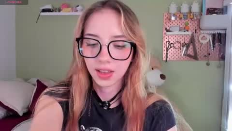 Snapshot of jelly_w5 chatting on 06-17-26, 01:41 Jelly online show from 06-17-26, 01:41