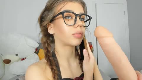 Snapshot of jenie_fire chatting on 12-15-24, 03:42 Dolly online show from 12-15-24, 03:42