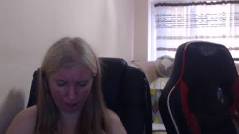 Snapshot of jenisandpeter chatting on 06-16-26, 05:37 JenisAndPeter online show from 06-16-26, 05:37