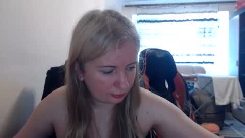 Snapshot of jenisandpeter chatting on 06-17-26, 05:43 JenisAndPeter online show from 06-17-26, 05:43