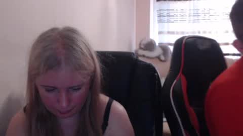 Snapshot of jenisandpeter chatting on 06-19-26, 05:28 JenisAndPeter online show from 06-19-26, 05:28