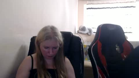Snapshot of jenisandpeter chatting on 06-25-26, 05:17 JenisAndPeter online show from 06-25-26, 05:17