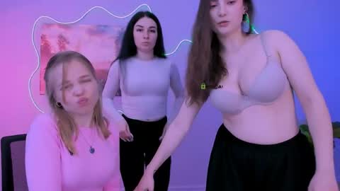 Snapshot of jenna_elayne chatting on 04-19-26, 12:26 jenna_elayne online show from 04-19-26, 12:26