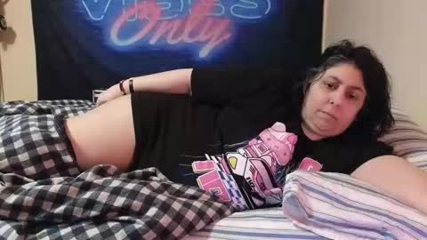 Snapshot of jennabrady chatting on 12-18-25, 03:23 Dragon Queen. Be my Dragon -- and online show from 12-18-25, 03:23