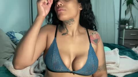 Snapshot of jenni_cash chatting on 01-12-25, 07:53 Mistress Jenni online show from 01-12-25, 07:53