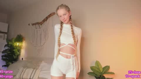 Snapshot of jenny_ames chatting on 12-17-25, 08:37 Jenny online show from 12-17-25, 08:37