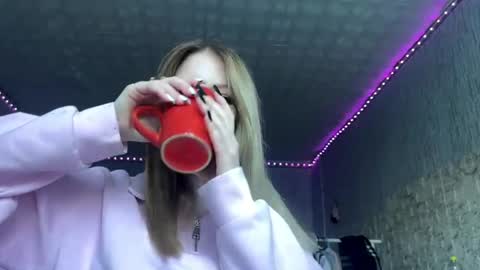 Snapshot of jerikruschke chatting on 05-19-26, 12:22 Asya online show from 05-19-26, 12:22