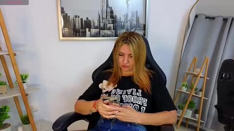 bella  adams online show from 10-18-25, 12:02