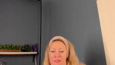 Snapshot of jessica_foxie chatting on 10-26-25, 04:02 Jessica online show from 10-26-25, 04:02