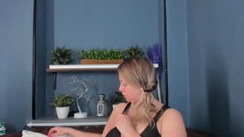 Snapshot of jessica_foxie chatting on 11-12-25, 01:33 Jessica online show from 11-12-25, 01:33