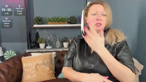 Snapshot of jessica_foxie chatting on 11-22-25, 01:43 Jessica online show from 11-22-25, 01:43