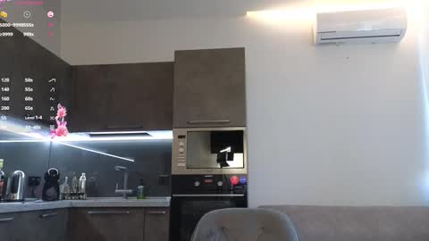 Snapshot of jessiexxi chatting on 09-14-25, 04:11 Jessie TG channel online show from 09-14-25, 04:11