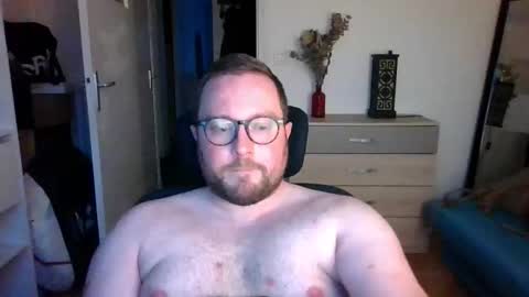 Snapshot of jeuneloup92 chatting on 11-12-25, 04:51 jeuneloup92 online show from 11-12-25, 04:51