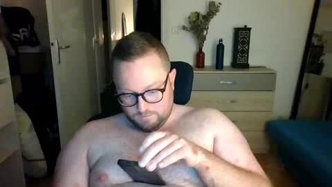 Snapshot of jeuneloup92 chatting on 11-17-25, 05:30 jeuneloup92 online show from 11-17-25, 05:30