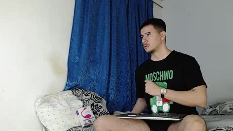 Snapshot of jeycob_happy97 chatting on 12-27-24, 10:34 Juan David online show from 12-27-24, 10:34