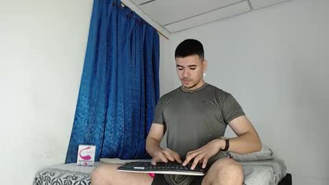 Snapshot of jeycob_happy97 chatting on 09-15-25, 10:48 Juan David online show from 09-15-25, 10:48