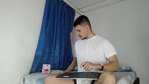 Snapshot of jeycob_happy97 chatting on 09-28-25, 11:37 Juan David online show from 09-28-25, 11:37